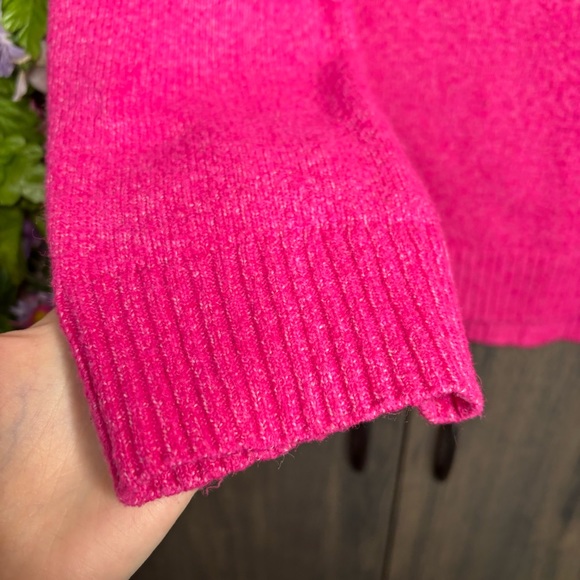 b💙2/$40💙Yummy Sweater Co Vibrant Pink V Neck Pullover Sweater Size M - Picture 11 of 16